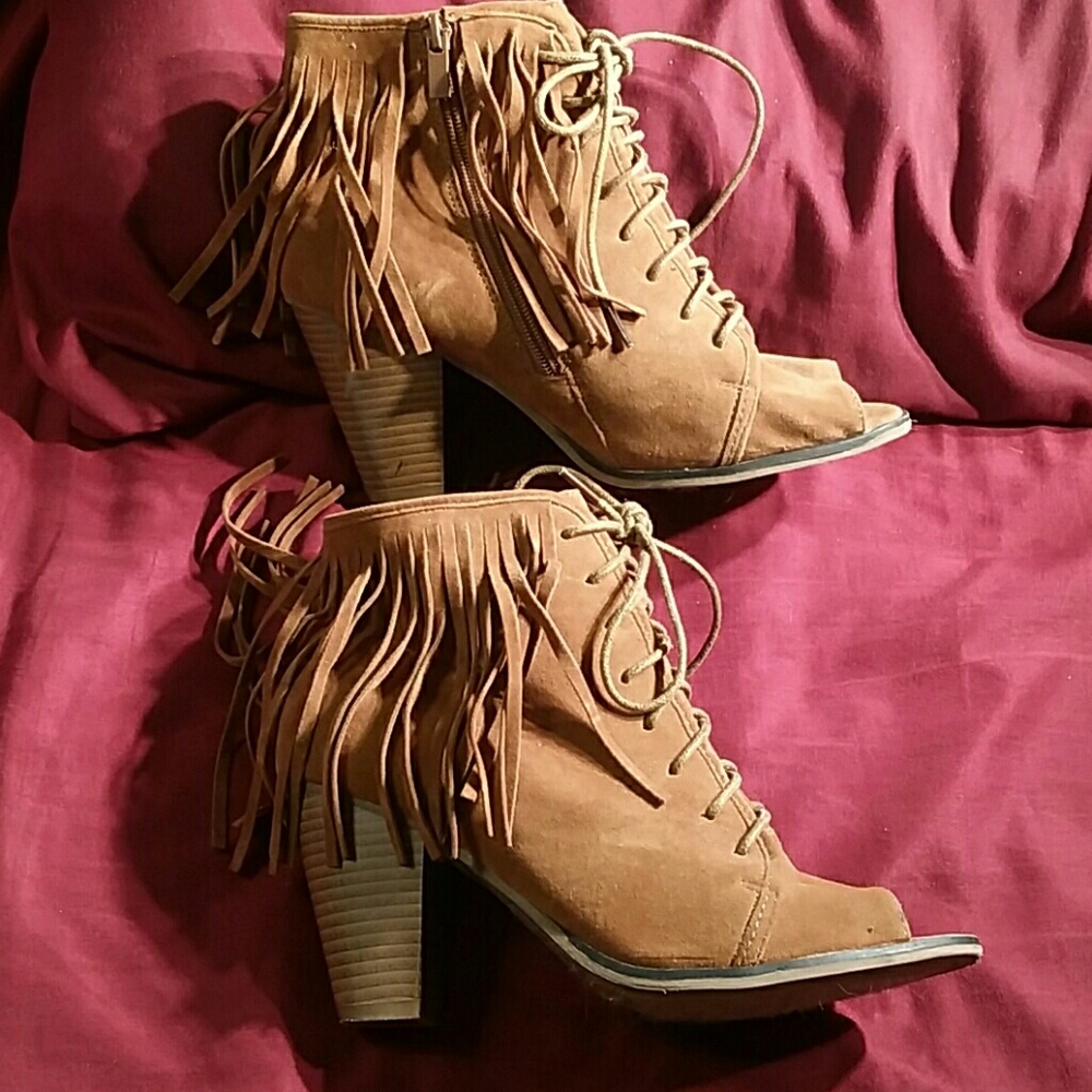 FOREVER cute tan suede ankle boots with fringe